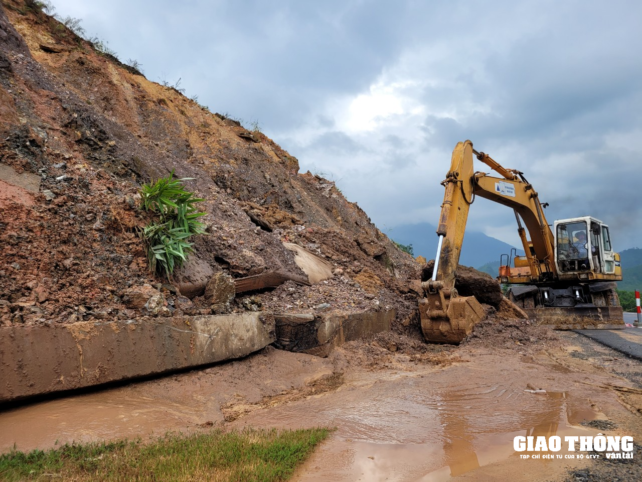 Gấp rút khắc phục điểm sạt lở trên tuyến cao tốc La Sơn – Tuý Loan - Ảnh 1. Gấp rút khắc phục điểm sạt lở trên tuyến cao tốc La Sơn – Tuý Loan - Ảnh 1.