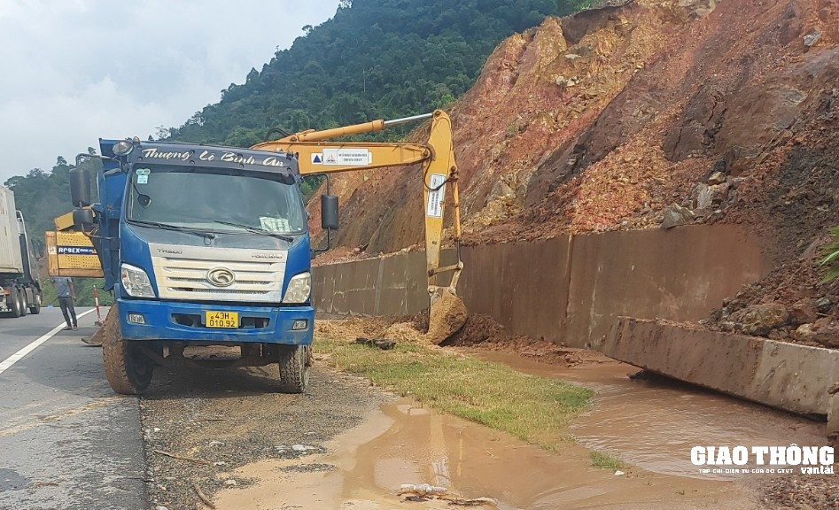 Gấp rút khắc phục điểm sạt lở trên tuyến cao tốc La Sơn – Tuý Loan - Ảnh 2. Gấp rút khắc phục điểm sạt lở trên tuyến cao tốc La Sơn – Tuý Loan - Ảnh 2.