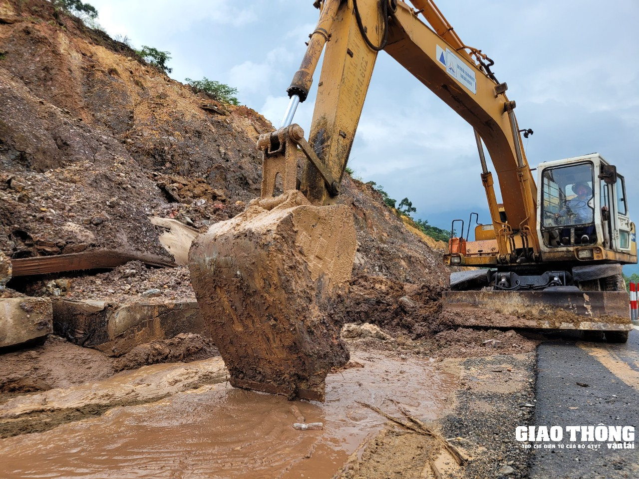 Gấp rút khắc phục điểm sạt lở trên tuyến cao tốc La Sơn – Tuý Loan - Ảnh 5. Gấp rút khắc phục điểm sạt lở trên tuyến cao tốc La Sơn – Tuý Loan - Ảnh 5.