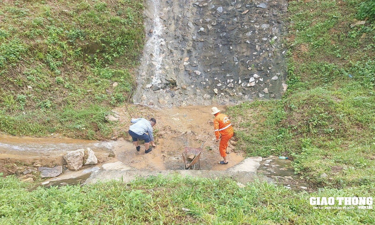 Gấp rút khắc phục điểm sạt lở trên tuyến cao tốc La Sơn – Tuý Loan - Ảnh 7. Gấp rút khắc phục điểm sạt lở trên tuyến cao tốc La Sơn – Tuý Loan - Ảnh 7.