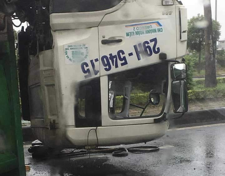 Hà Nội: Hé lộ nguyên nhân xe ô tô tải chở rác bị lật trên đường Trường Sa- Ảnh 1. Hà Nội: Hé lộ nguyên nhân xe ô tô tải chở rác bị lật trên đường Trường Sa- Ảnh 1.