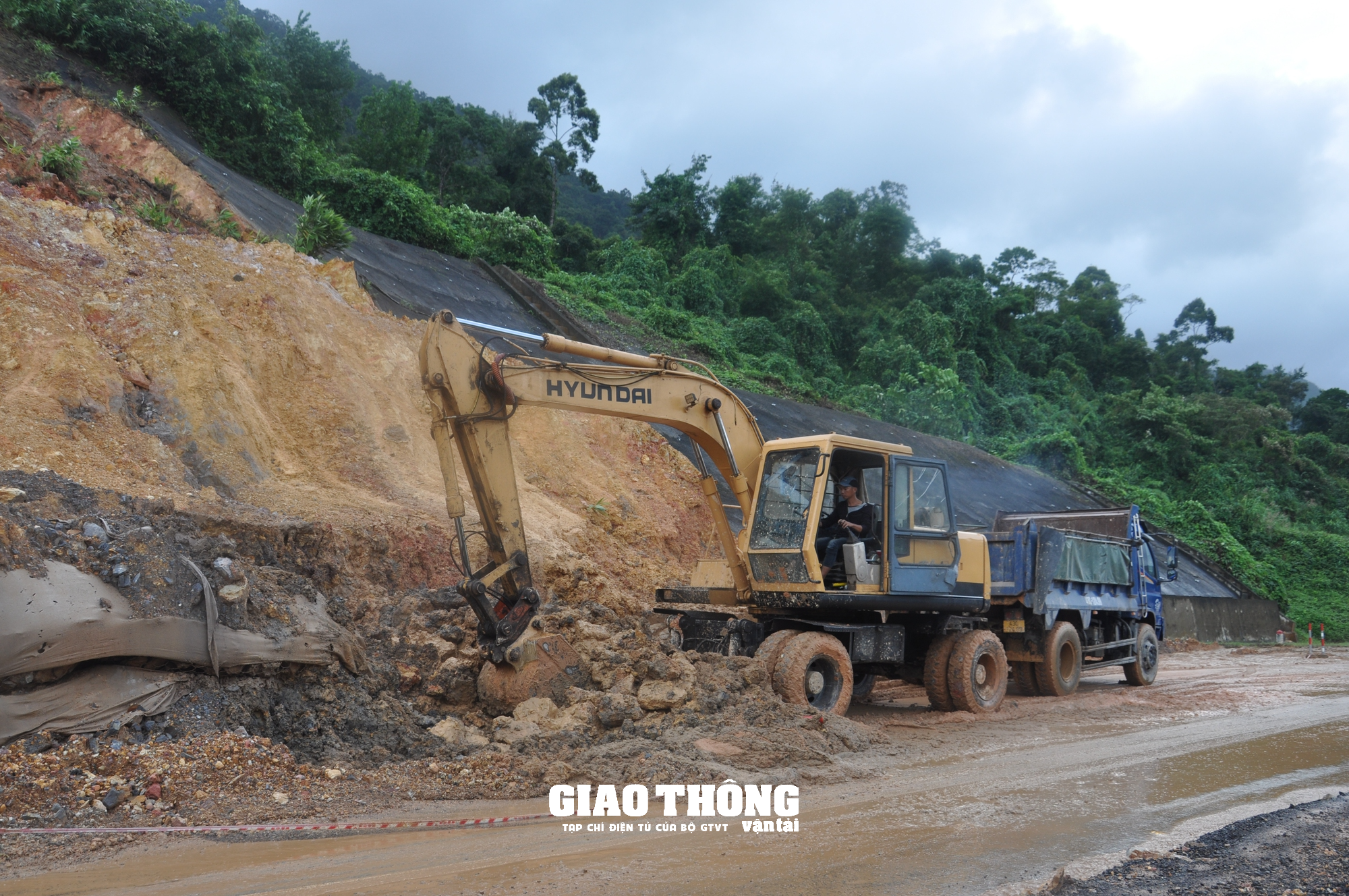 Cận cảnh khắc phục sạt lở tuyến La Sơn - Túy Loan qua Đà Nẵng - Ảnh 1. Cận cảnh khắc phục sạt lở tuyến La Sơn - Túy Loan qua Đà Nẵng - Ảnh 1.