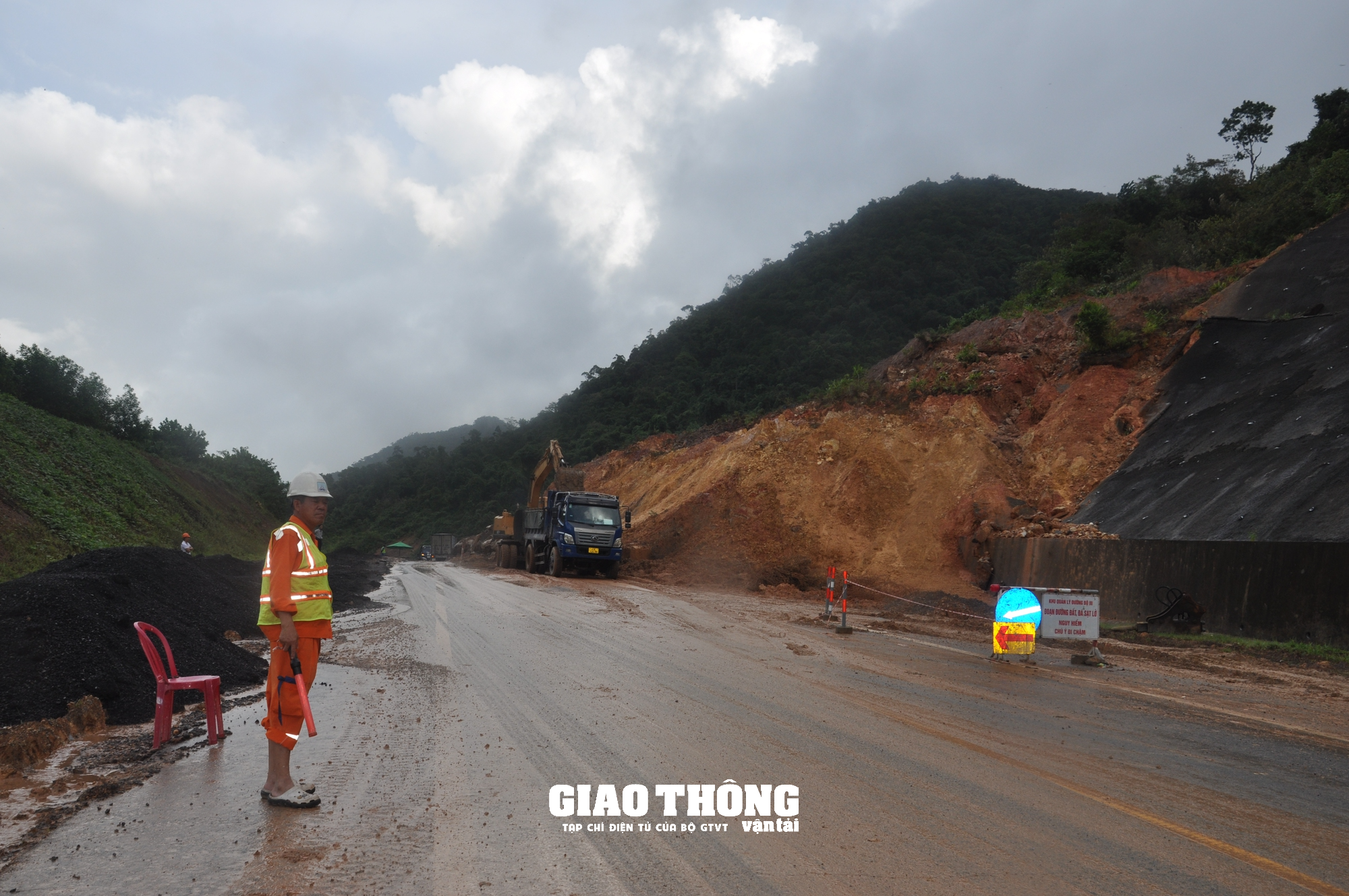 Cận cảnh khắc phục sạt lở tuyến La Sơn - Túy Loan qua Đà Nẵng - Ảnh 2. Cận cảnh khắc phục sạt lở tuyến La Sơn - Túy Loan qua Đà Nẵng - Ảnh 2.