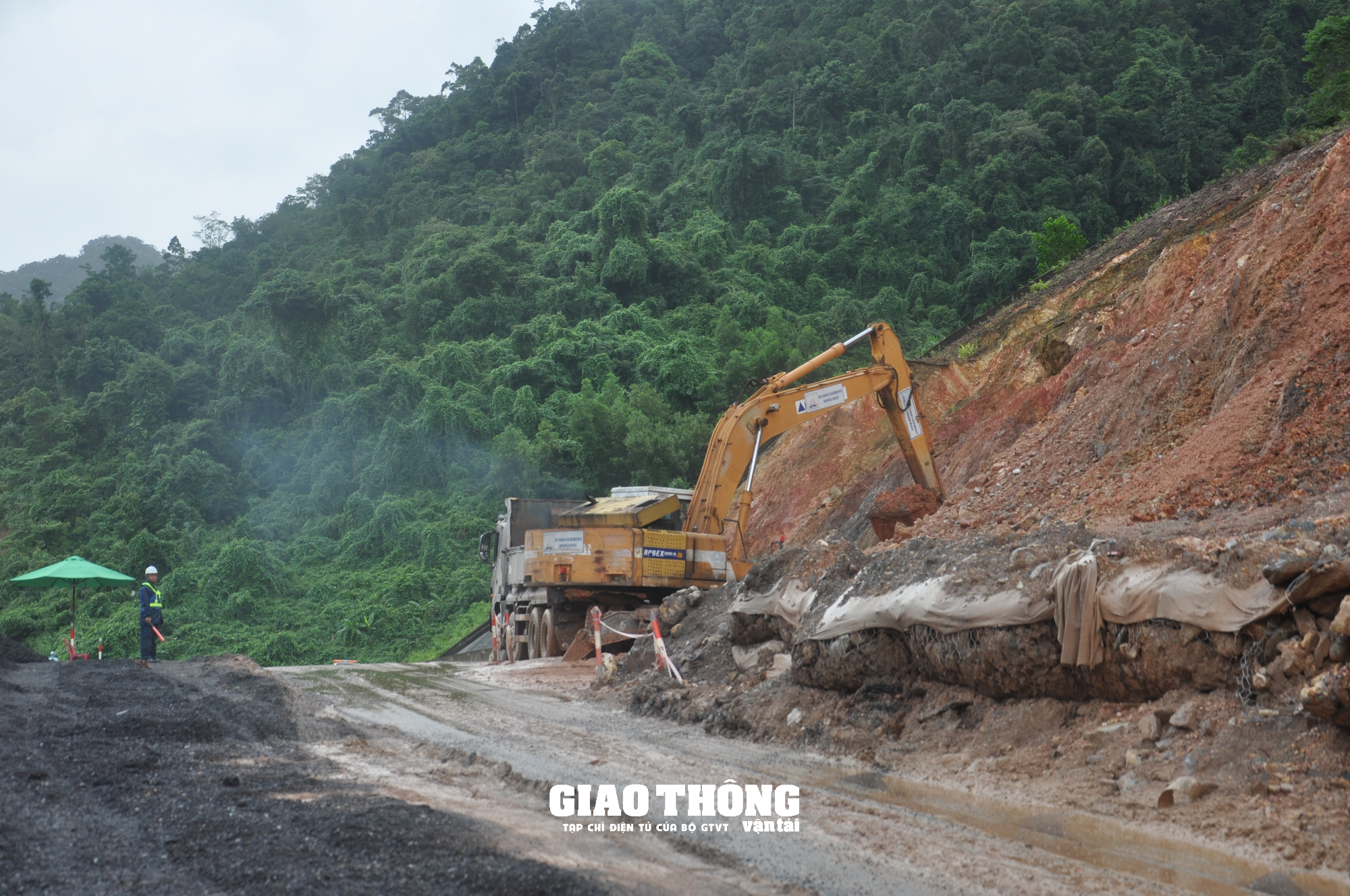 Cận cảnh khắc phục sạt lở tuyến La Sơn - Túy Loan qua Đà Nẵng - Ảnh 4. Cận cảnh khắc phục sạt lở tuyến La Sơn - Túy Loan qua Đà Nẵng - Ảnh 4.