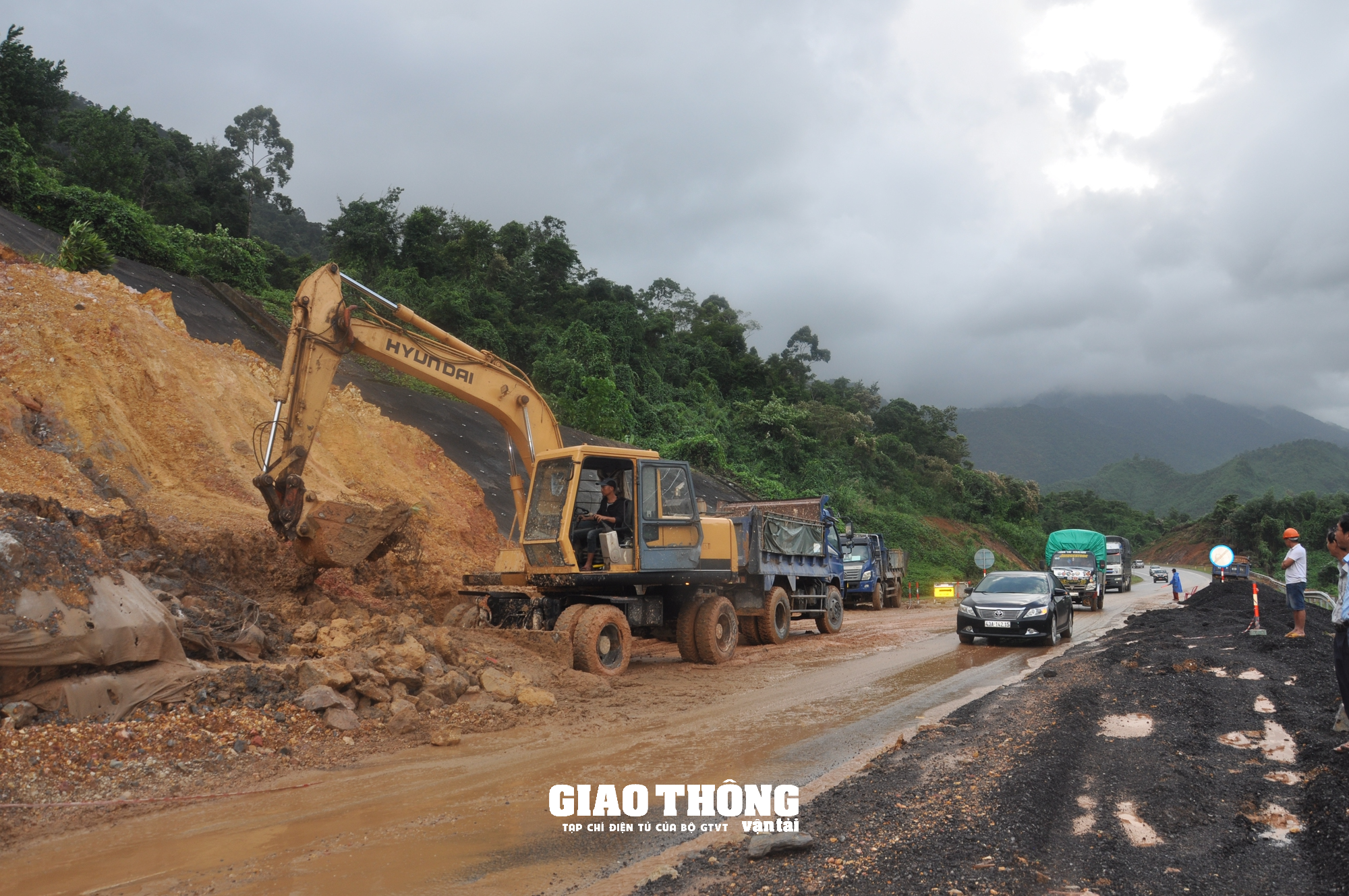 Cận cảnh khắc phục sạt lở tuyến La Sơn - Túy Loan qua Đà Nẵng - Ảnh 5. Cận cảnh khắc phục sạt lở tuyến La Sơn - Túy Loan qua Đà Nẵng - Ảnh 5.