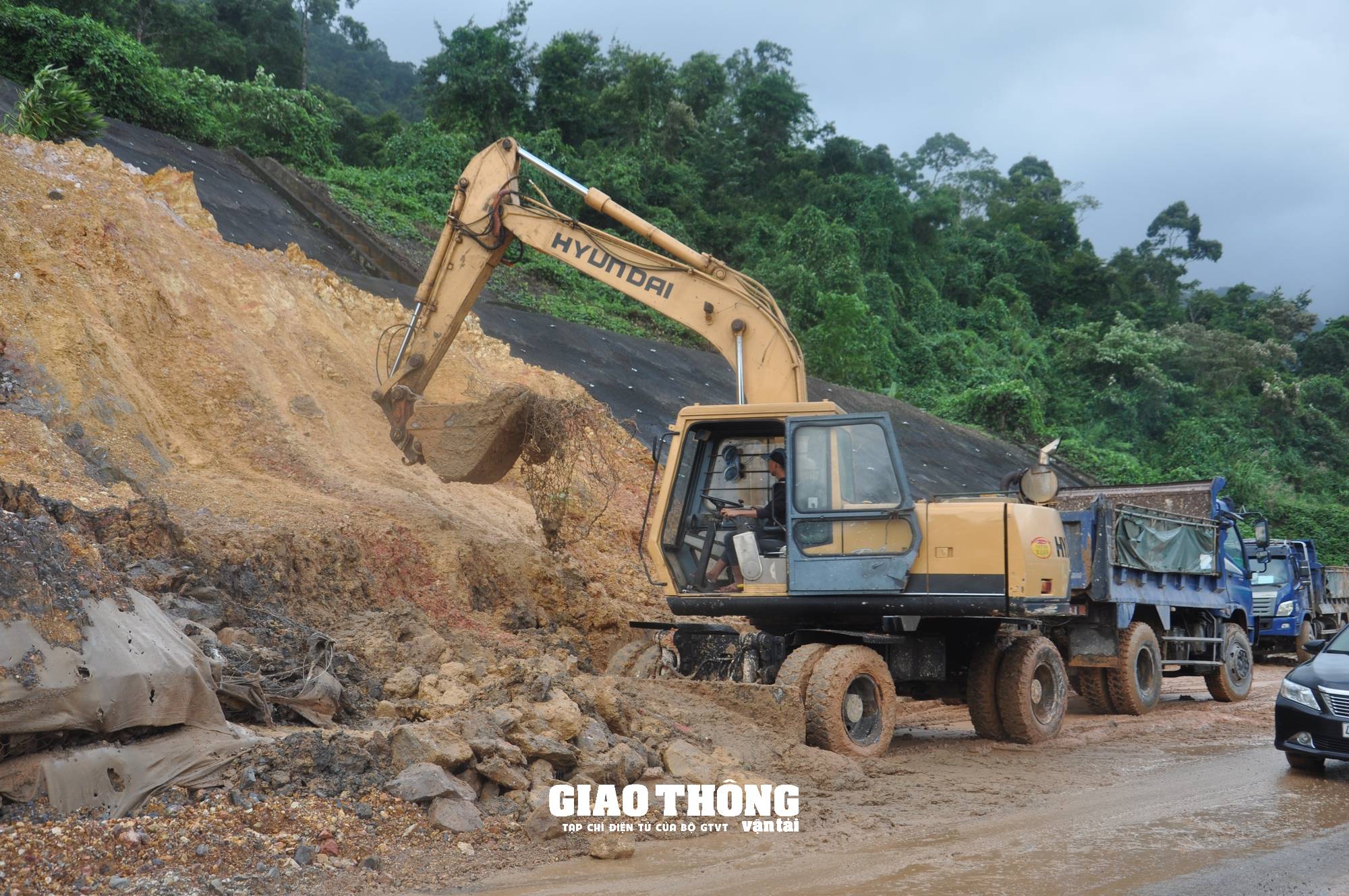 Cận cảnh khắc phục sạt lở tuyến La Sơn - Túy Loan qua Đà Nẵng - Ảnh 7. Cận cảnh khắc phục sạt lở tuyến La Sơn - Túy Loan qua Đà Nẵng - Ảnh 7.