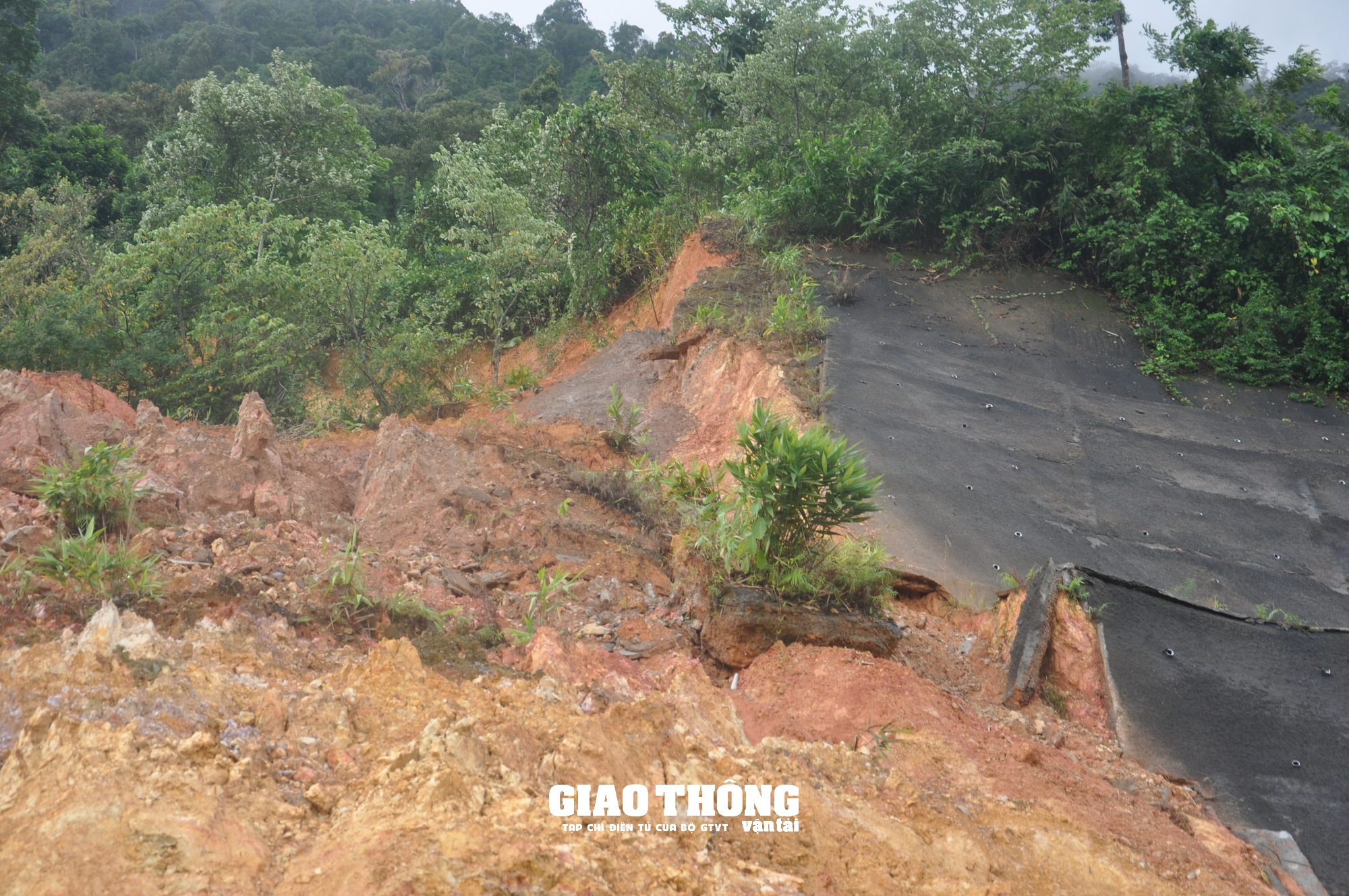 Cận cảnh khắc phục sạt lở tuyến La Sơn - Túy Loan qua Đà Nẵng - Ảnh 8. Cận cảnh khắc phục sạt lở tuyến La Sơn - Túy Loan qua Đà Nẵng - Ảnh 8.