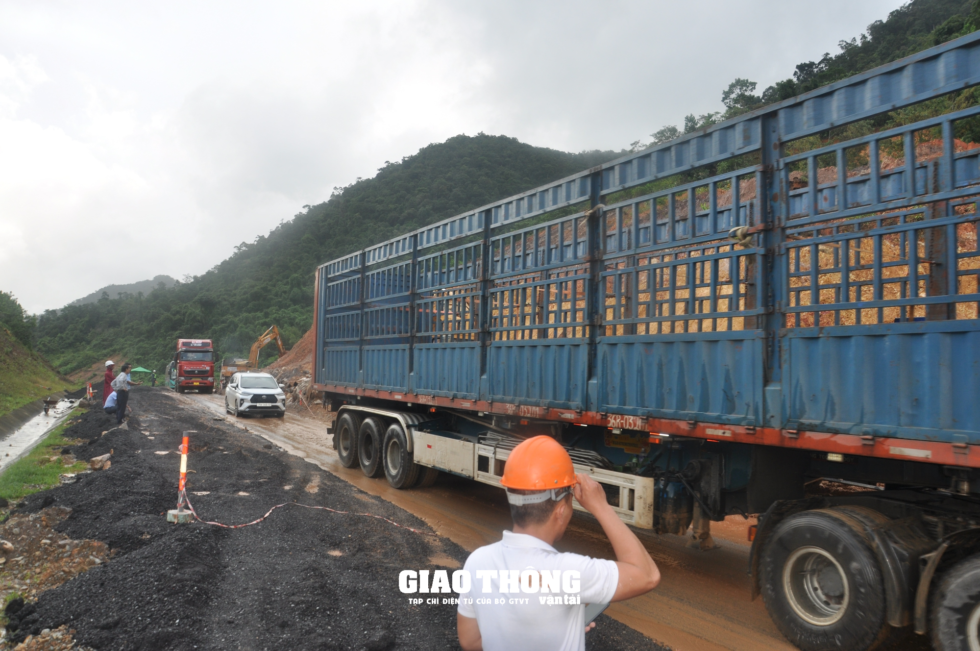 Cận cảnh khắc phục sạt lở tuyến La Sơn - Túy Loan qua Đà Nẵng - Ảnh 9. Cận cảnh khắc phục sạt lở tuyến La Sơn - Túy Loan qua Đà Nẵng - Ảnh 9.