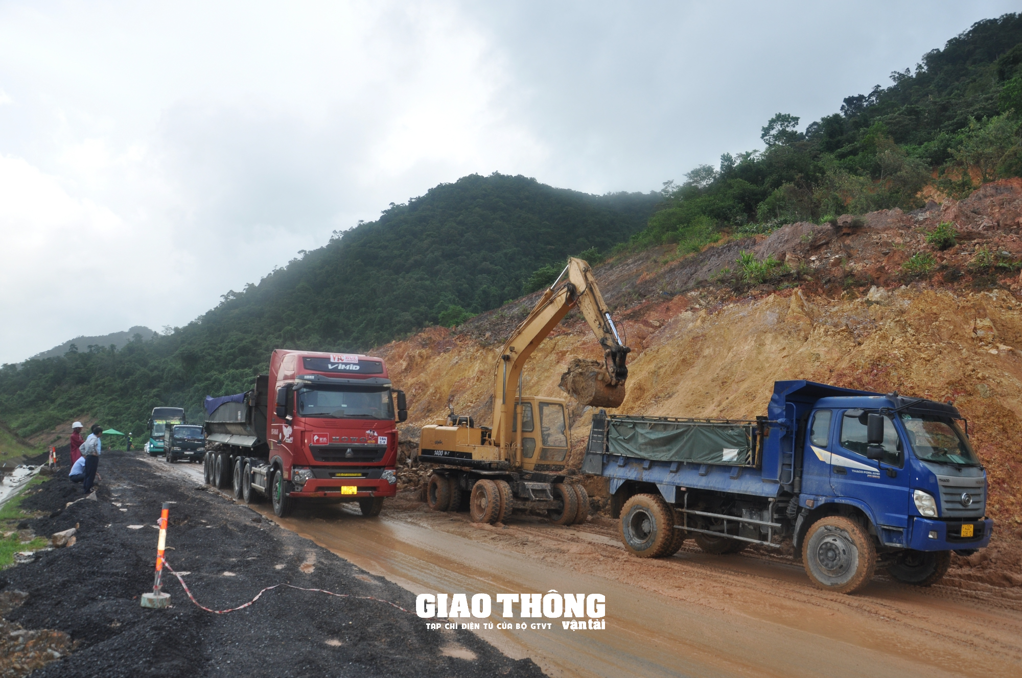 Cận cảnh khắc phục sạt lở tuyến La Sơn - Túy Loan qua Đà Nẵng - Ảnh 10. Cận cảnh khắc phục sạt lở tuyến La Sơn - Túy Loan qua Đà Nẵng - Ảnh 10.