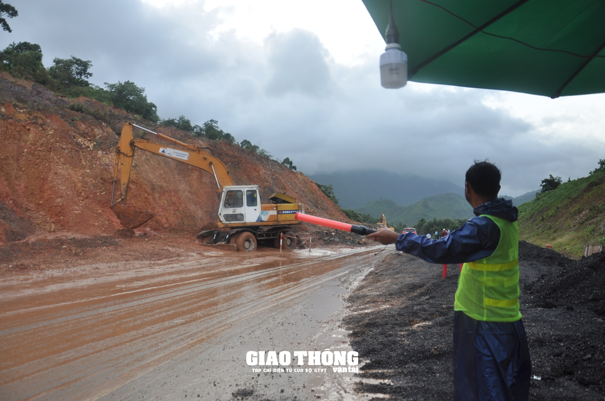 Cận cảnh khắc phục sạt lở tuyến La Sơn - Túy Loan qua Đà Nẵng - Ảnh 3. Cận cảnh khắc phục sạt lở tuyến La Sơn - Túy Loan qua Đà Nẵng - Ảnh 3.