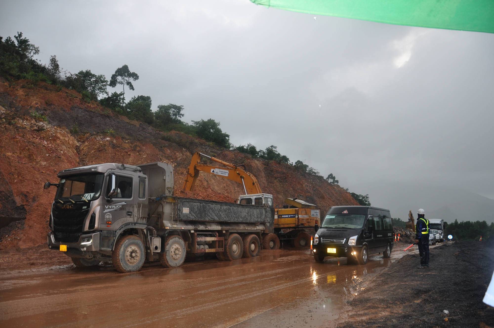 Cận cảnh khắc phục sạt lở tuyến La Sơn - Túy Loan qua Đà Nẵng - Ảnh 6. Cận cảnh khắc phục sạt lở tuyến La Sơn - Túy Loan qua Đà Nẵng - Ảnh 6.