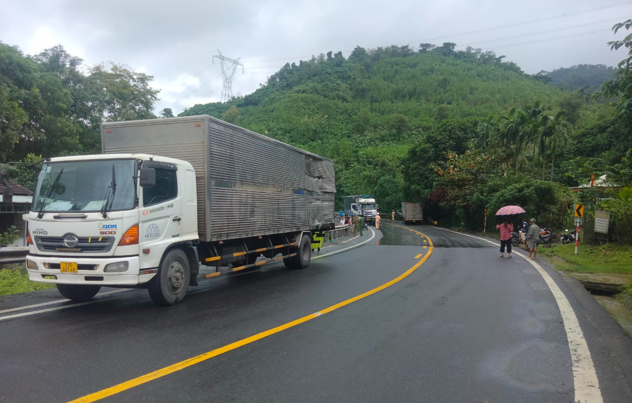 TNGT liên hoàn giữa 3 ô tô ở Quảng Nam, 1 người bị thương- Ảnh 2.