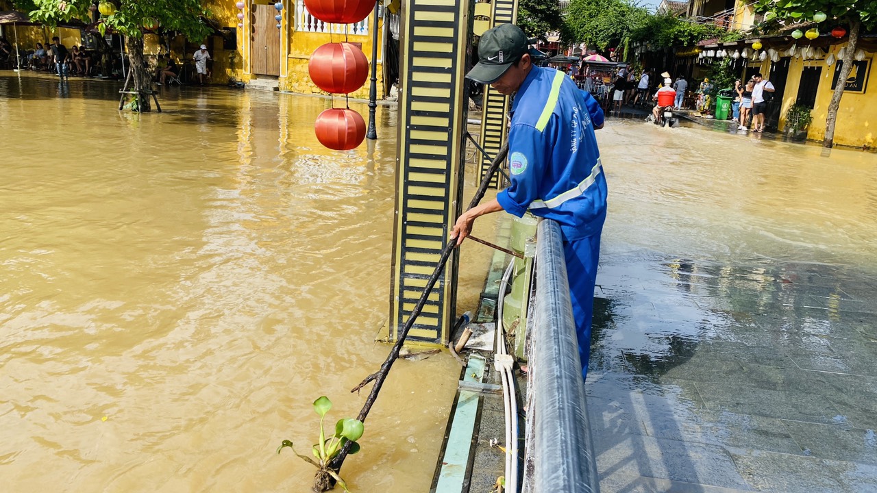 Cận cảnh công nhân, người dân hợp sức làm sạch đường phố Hội An- Ảnh 1. Cận cảnh công nhân, người dân hợp sức làm sạch đường phố Hội An- Ảnh 1.