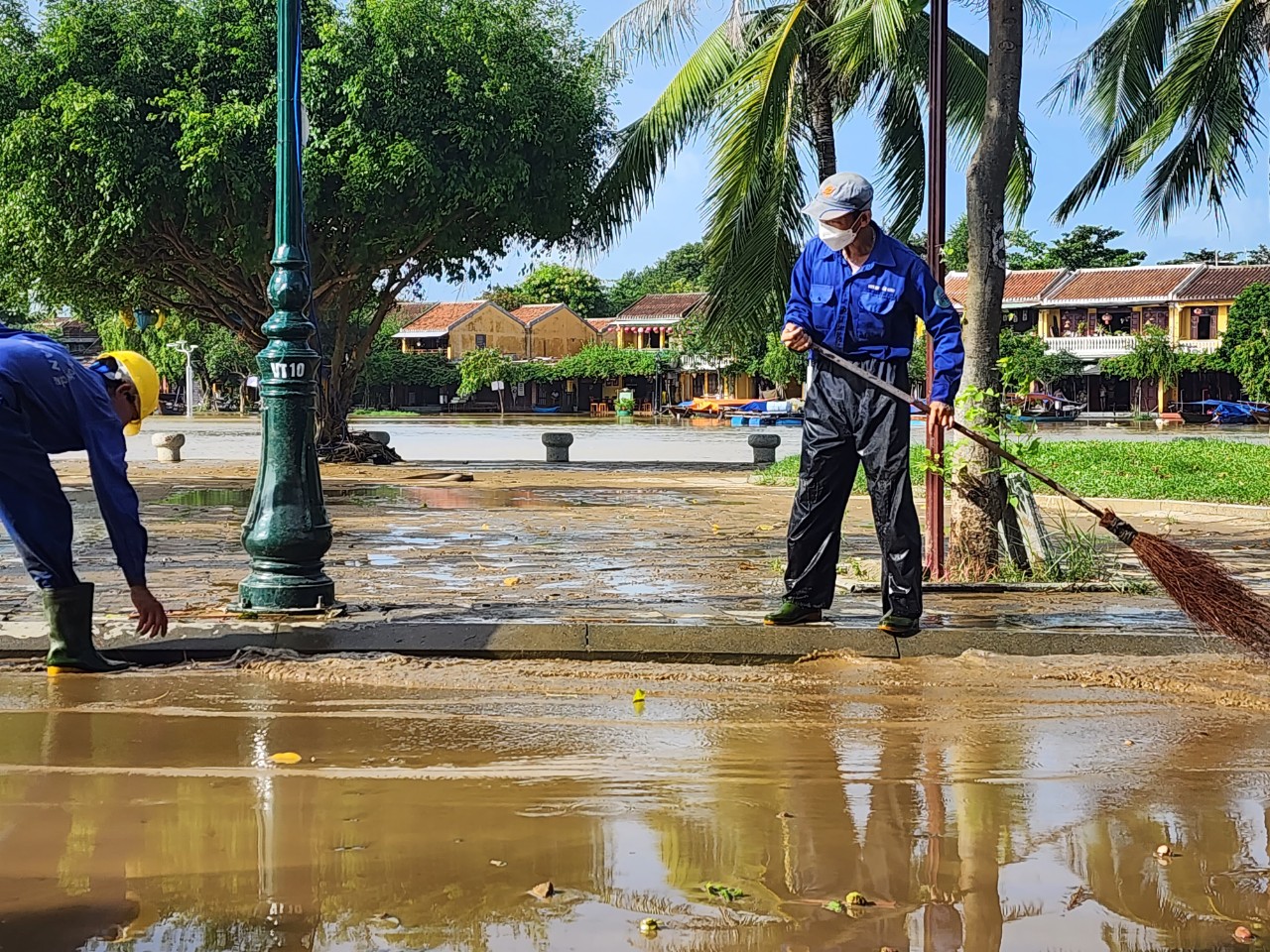Cận cảnh công nhân, người dân hợp sức làm sạch đường phố Hội An- Ảnh 3. Cận cảnh công nhân, người dân hợp sức làm sạch đường phố Hội An- Ảnh 3.