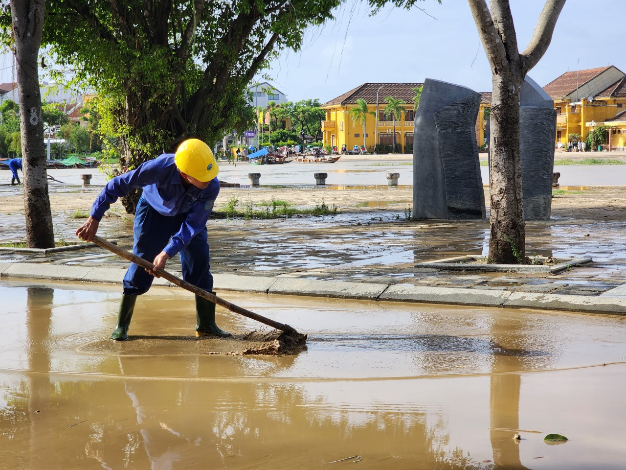Cận cảnh công nhân, người dân hợp sức làm sạch đường phố Hội An- Ảnh 4. Cận cảnh công nhân, người dân hợp sức làm sạch đường phố Hội An- Ảnh 4.
