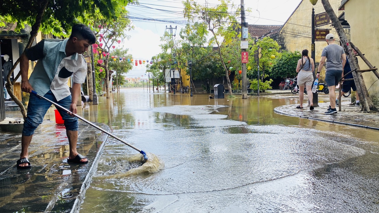 Cận cảnh công nhân, người dân hợp sức làm sạch đường phố Hội An- Ảnh 16. Cận cảnh công nhân, người dân hợp sức làm sạch đường phố Hội An- Ảnh 16.