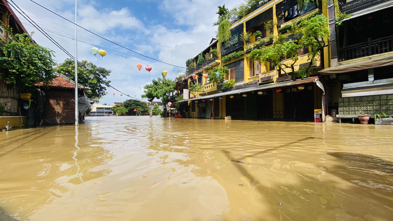 Cận cảnh công nhân, người dân hợp sức làm sạch đường phố Hội An- Ảnh 18. Cận cảnh công nhân, người dân hợp sức làm sạch đường phố Hội An- Ảnh 18.
