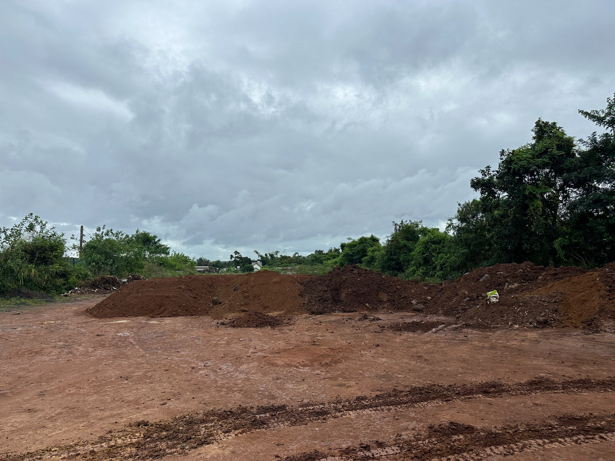 Ngang nhiên khai thác đất trái phép, thách thức cơ quan chức năng ở Đắk Lắk?- Ảnh 8.