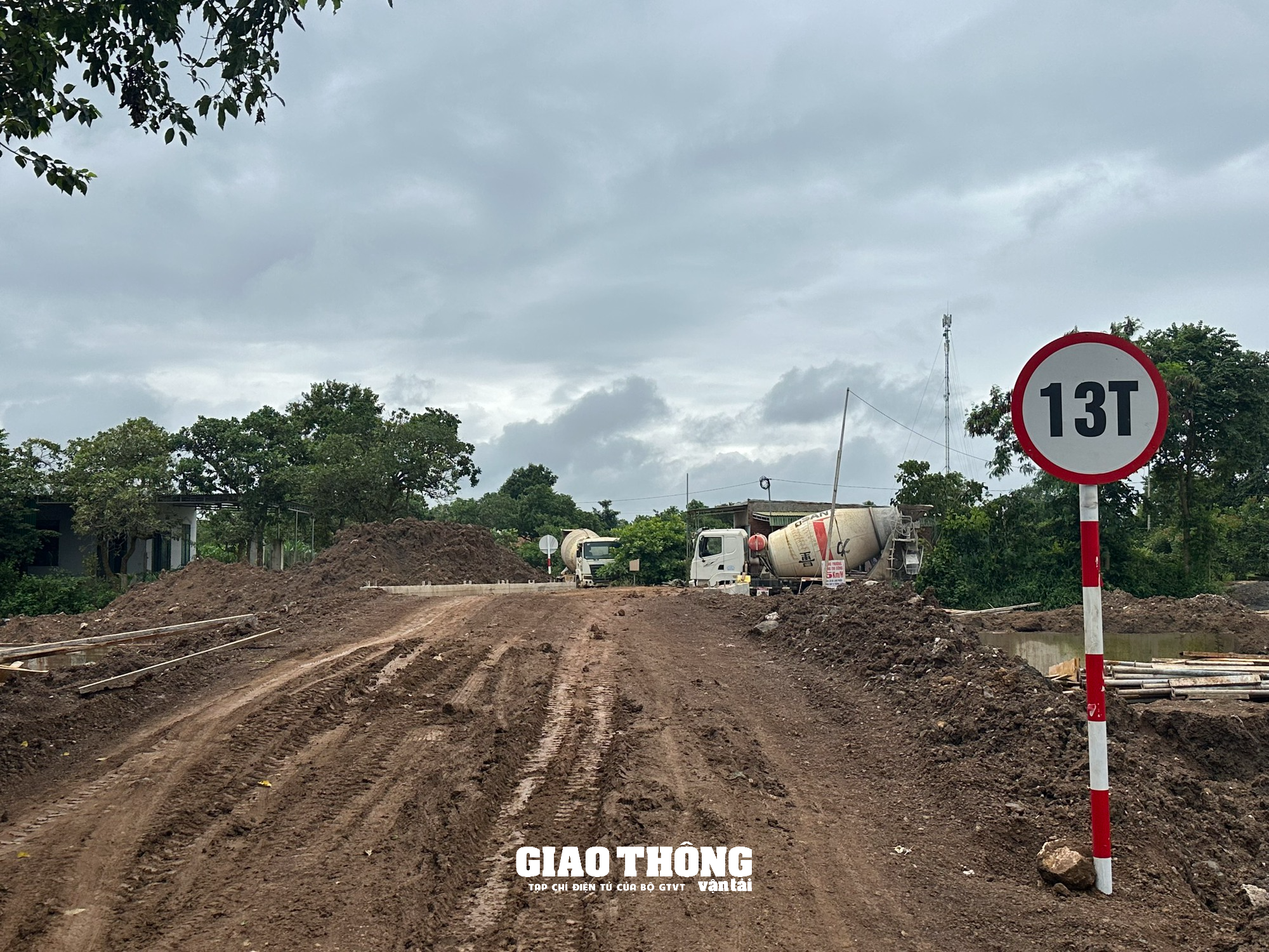 Bất cập xây cầu giới hạn tải trọng 13 tấn 