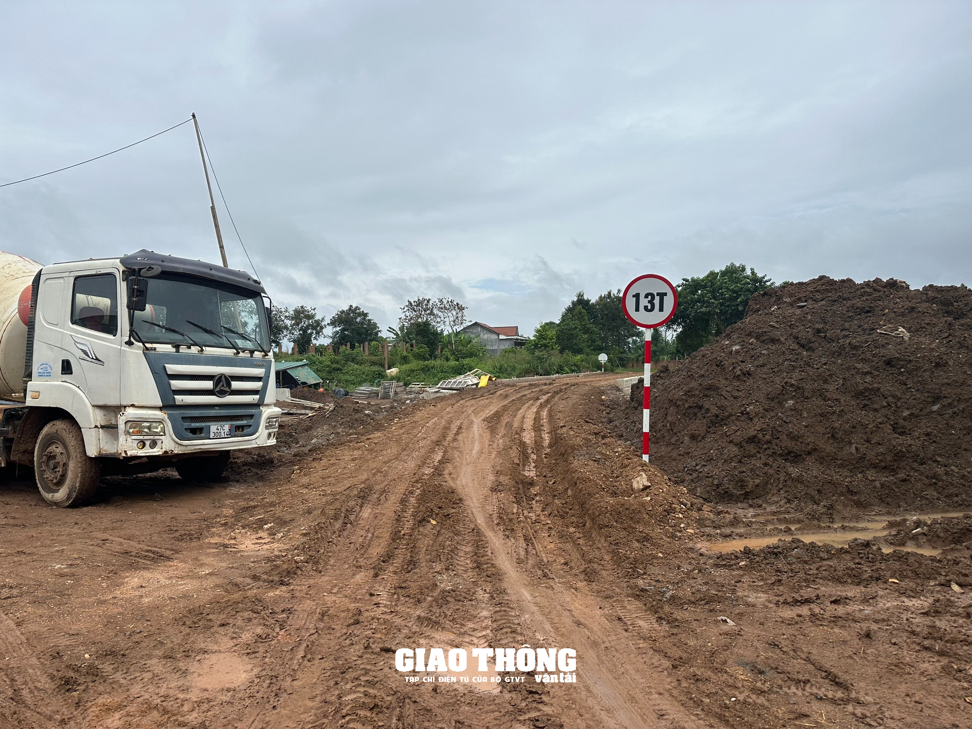 Bất cập xây cầu giới hạn tải trọng 13 tấn 