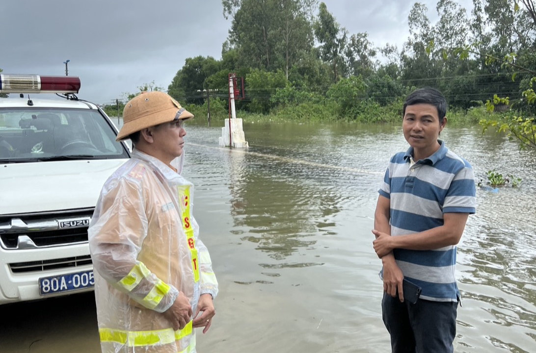 Tuyến đường sắt Bắc - Nam qua Thừa Thiên - Huế ngập sâu, nhiều đoàn tàu 