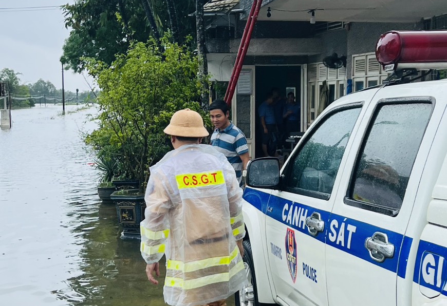Tuyến đường sắt Bắc - Nam qua Thừa Thiên - Huế ngập sâu, nhiều đoàn tàu 
