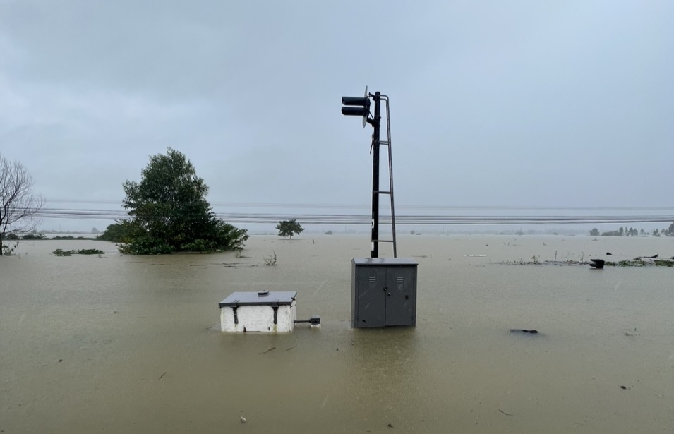 Tuyến đường sắt Bắc - Nam qua Thừa Thiên - Huế ngập sâu, nhiều đoàn tàu 