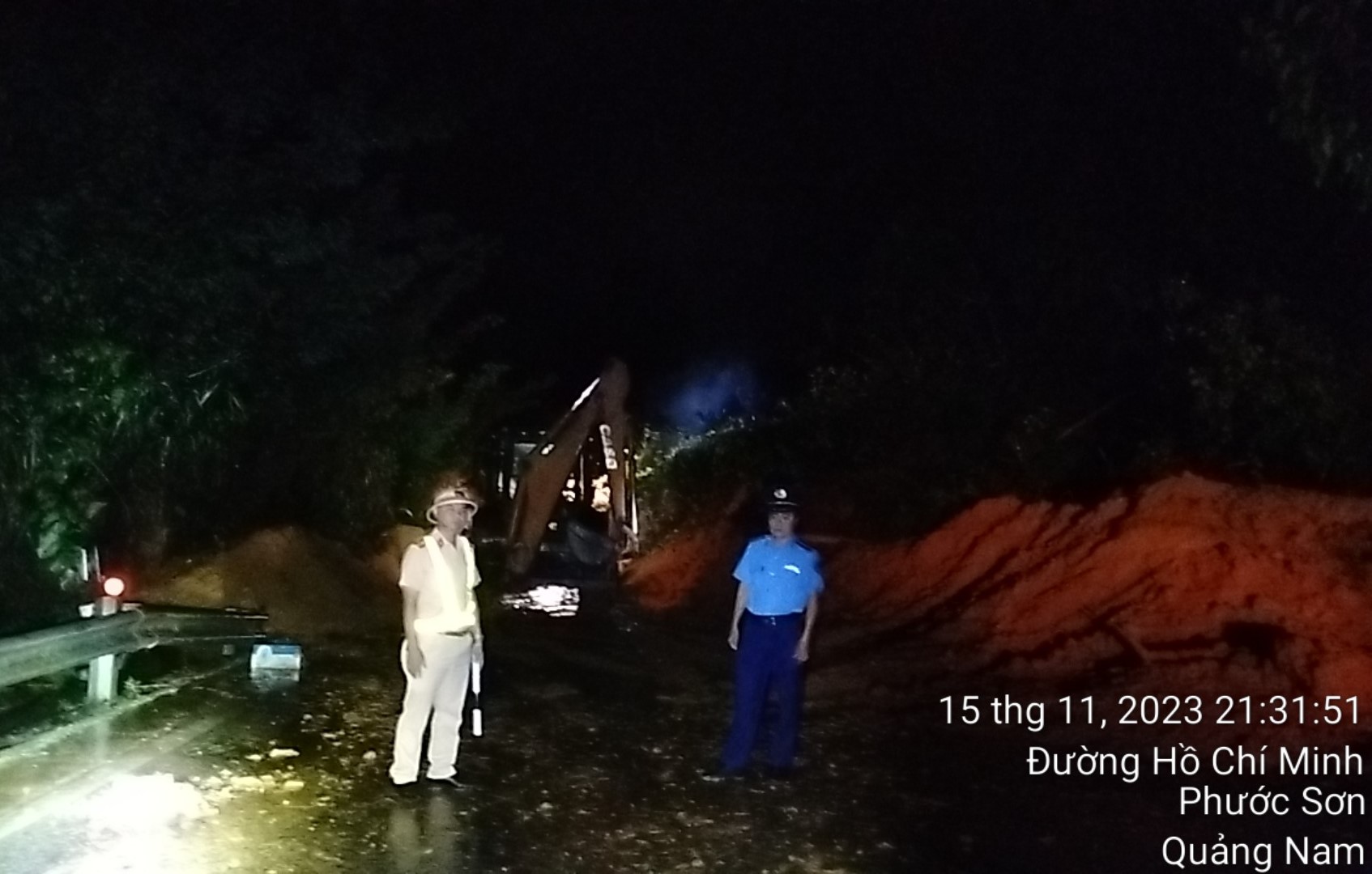 Sạt lở nghiêm trọng taluy dương đường Hồ Chí Minh qua Quảng Nam- Ảnh 2.