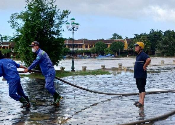 Cận cảnh công nhân, người dân hợp sức làm sạch đường phố Hội An- Ảnh 8. Cận cảnh công nhân, người dân hợp sức làm sạch đường phố Hội An- Ảnh 8.