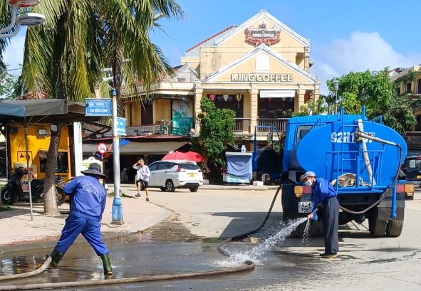Cận cảnh công nhân, người dân hợp sức làm sạch đường phố Hội An- Ảnh 10. Cận cảnh công nhân, người dân hợp sức làm sạch đường phố Hội An- Ảnh 10.
