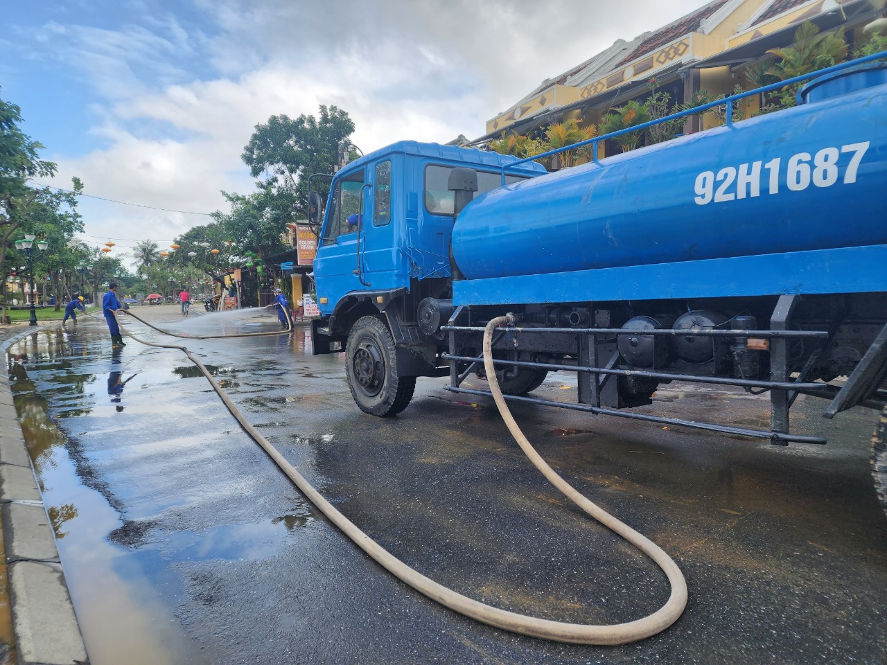 Cận cảnh công nhân, người dân hợp sức làm sạch đường phố Hội An- Ảnh 5. Cận cảnh công nhân, người dân hợp sức làm sạch đường phố Hội An- Ảnh 5.