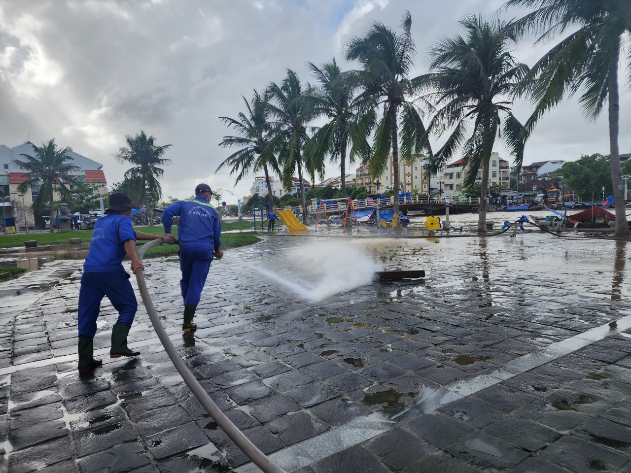 Cận cảnh công nhân, người dân hợp sức làm sạch đường phố Hội An- Ảnh 6. Cận cảnh công nhân, người dân hợp sức làm sạch đường phố Hội An- Ảnh 6.