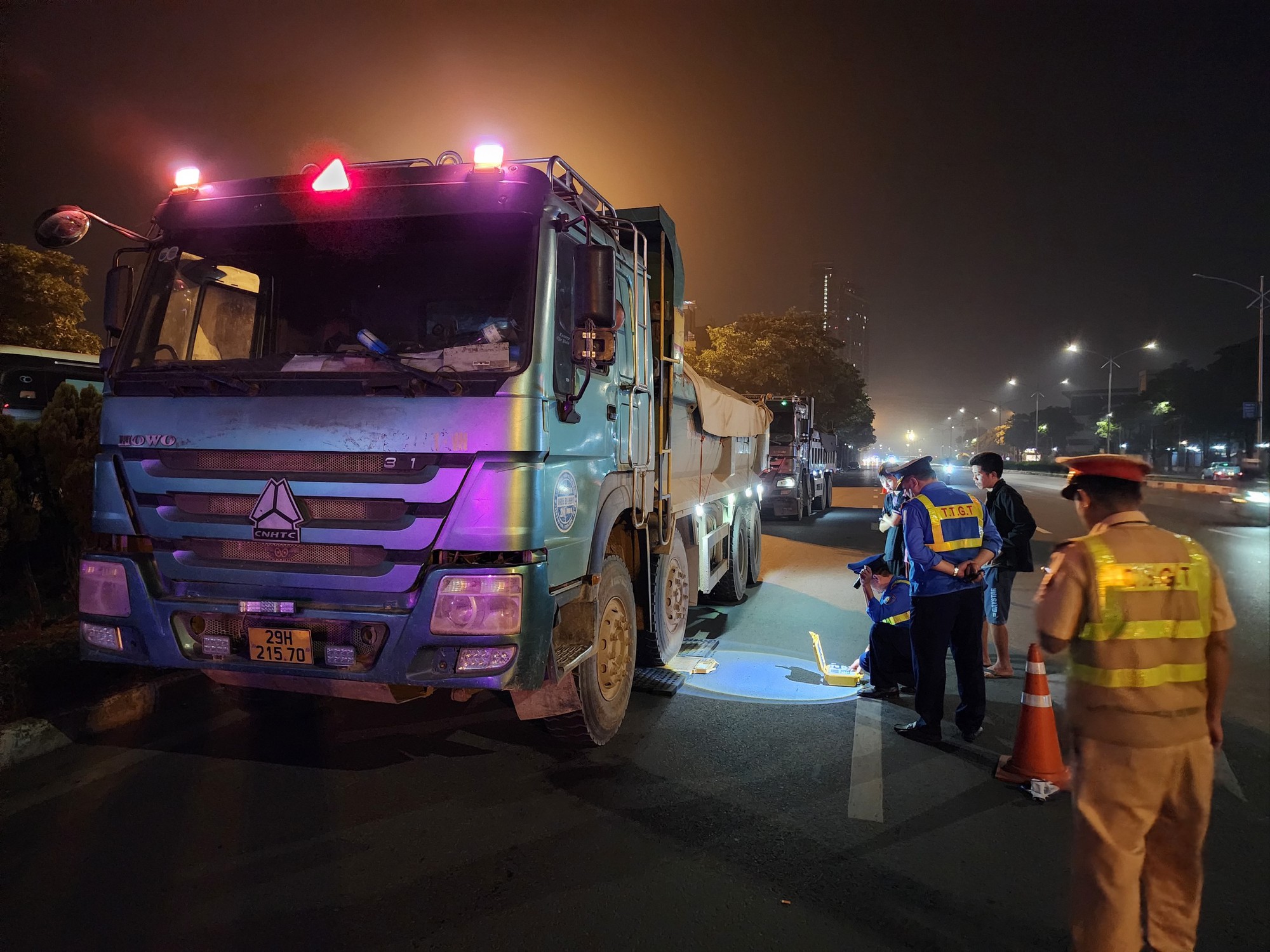 Nhanh chóng ứng dụng công nghệ kiểm soát tải trọng xe - Bài 2: Xe chở quá tải phá đường gấp 20 lần- Ảnh 1.