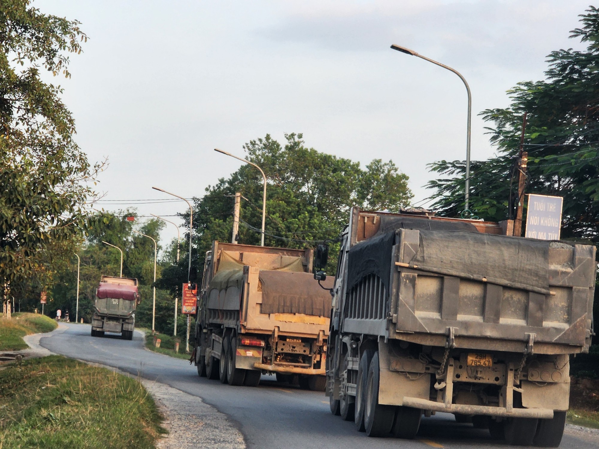 Nhanh chóng ứng dụng công nghệ kiểm soát tải trọng xe - Bài 1: Vẫn nhức nhối xe chở quá tải- Ảnh 1. Nhanh chóng ứng dụng công nghệ kiểm soát tải trọng xe - Bài 1: Vẫn nhức nhối xe chở quá tải- Ảnh 1.