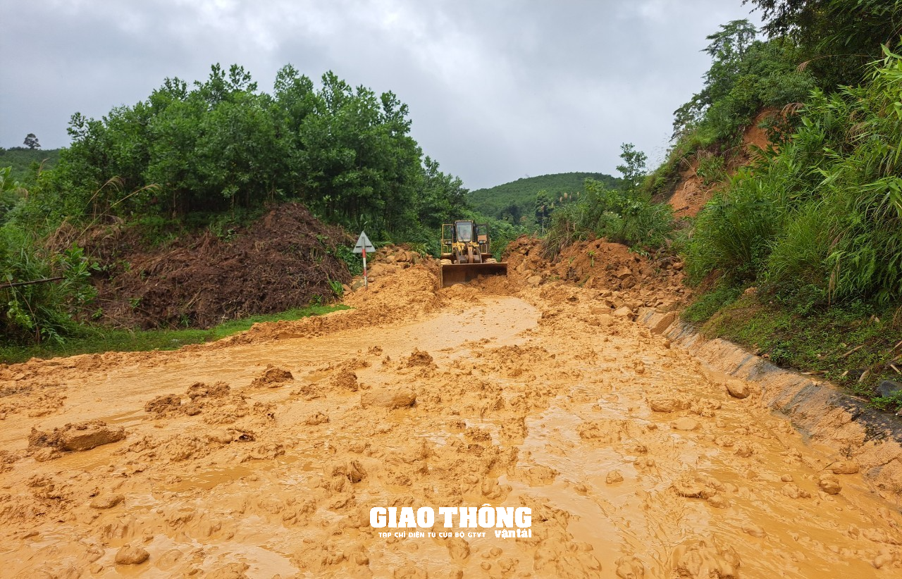 Cận cảnh khắc phục sạt lở, thông tuyến Trường Sơn Đông qua Quảng Nam- Ảnh 1.