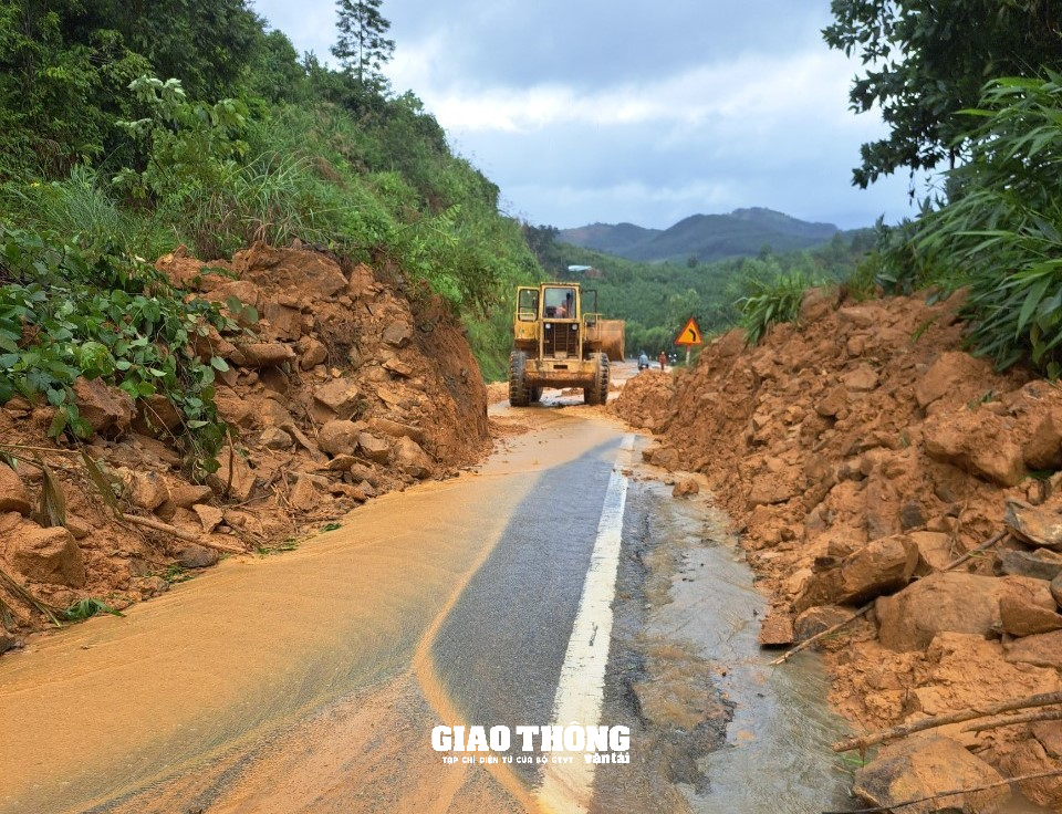 Cận cảnh khắc phục sạt lở, thông tuyến Trường Sơn Đông qua Quảng Nam- Ảnh 2.