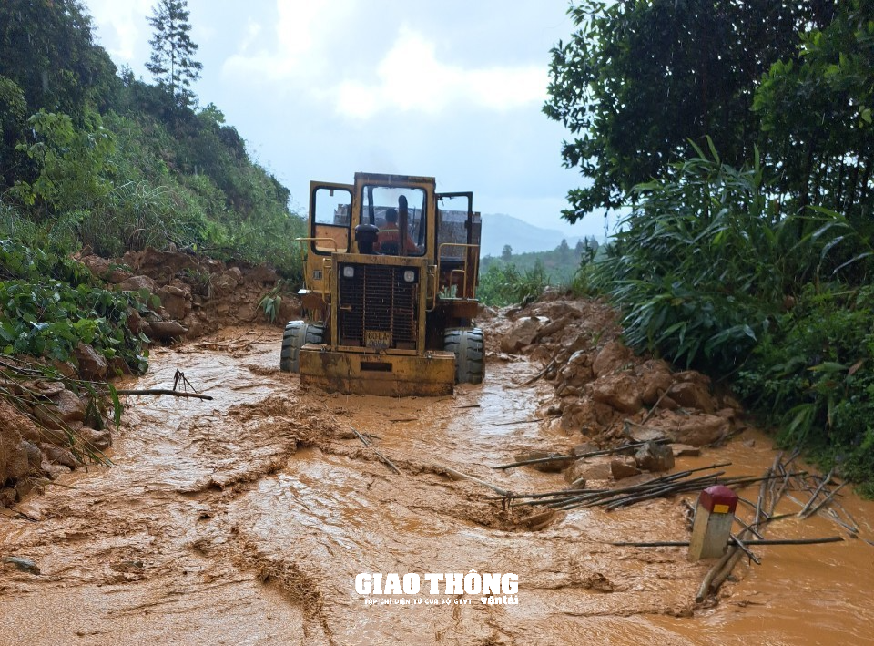 Cận cảnh khắc phục sạt lở, thông tuyến Trường Sơn Đông qua Quảng Nam- Ảnh 4.
