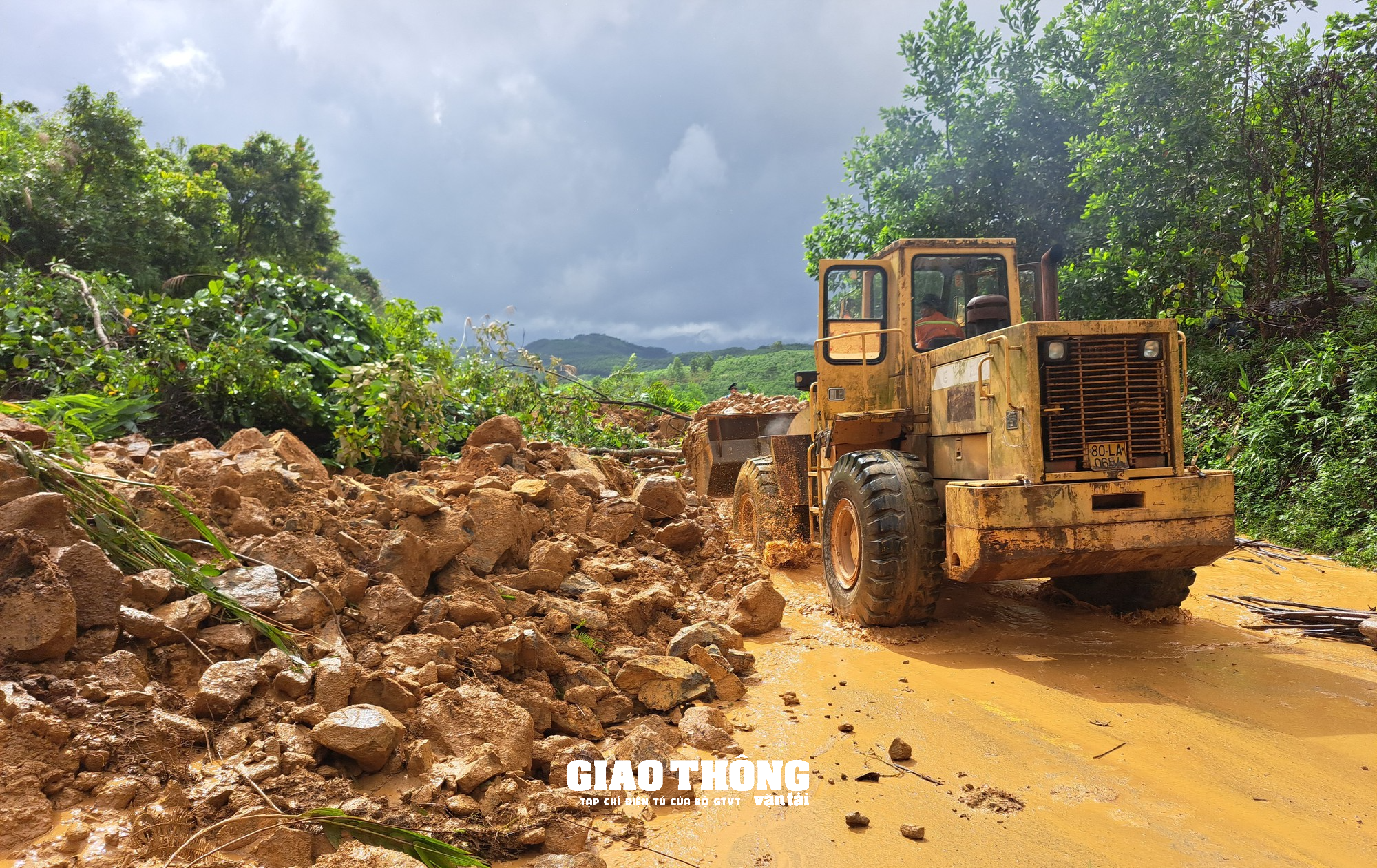 Cận cảnh khắc phục sạt lở, thông tuyến Trường Sơn Đông qua Quảng Nam- Ảnh 7.