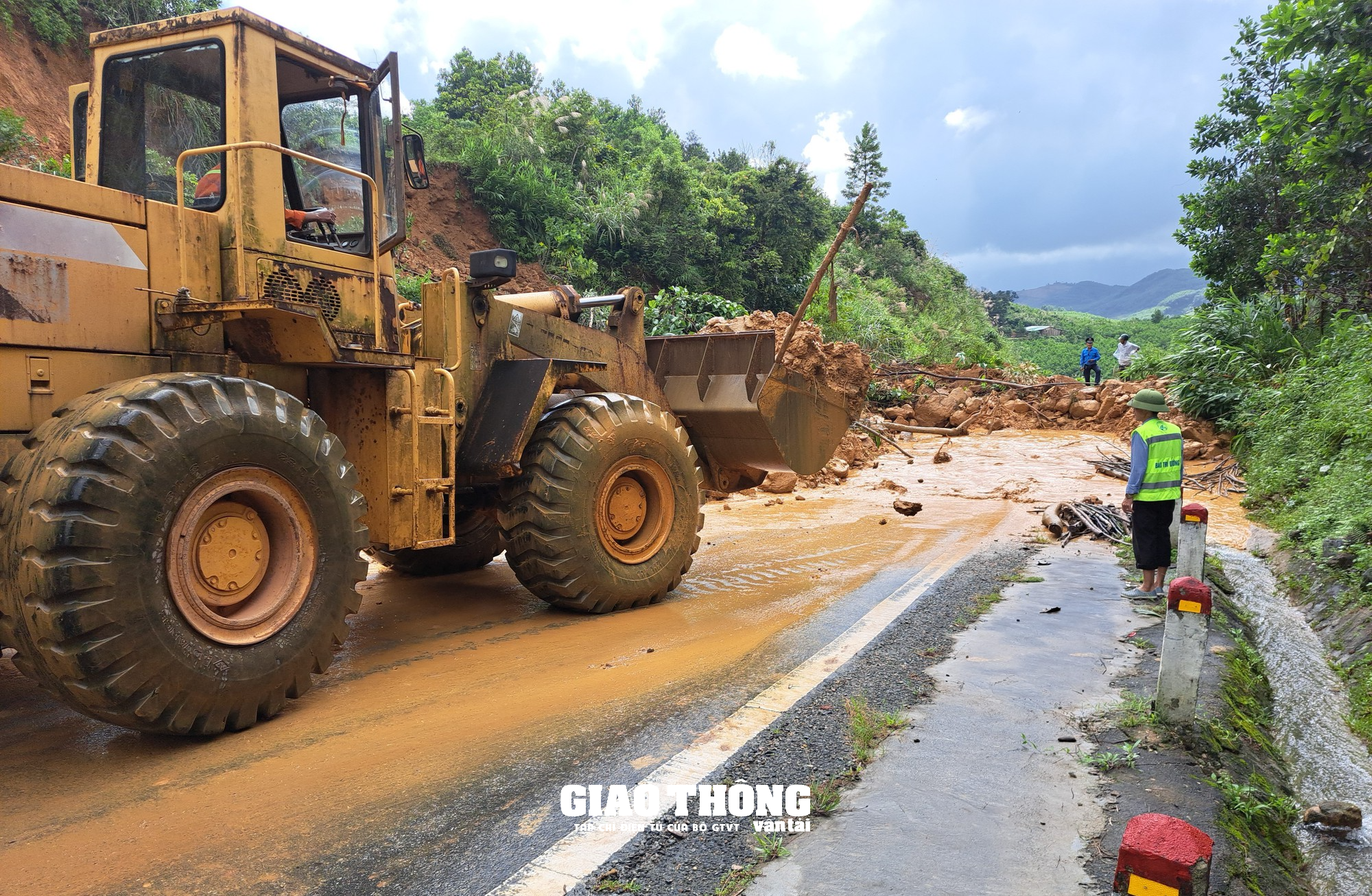 Cận cảnh khắc phục sạt lở, thông tuyến Trường Sơn Đông qua Quảng Nam- Ảnh 8.