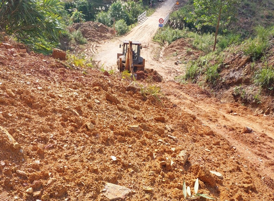 Nhiều quốc lộ, tỉnh lộ ở Quảng Nam, Quảng Ngãi bị sạt lở, ngập lụt sâu, gây tắc đường- Ảnh 3.
