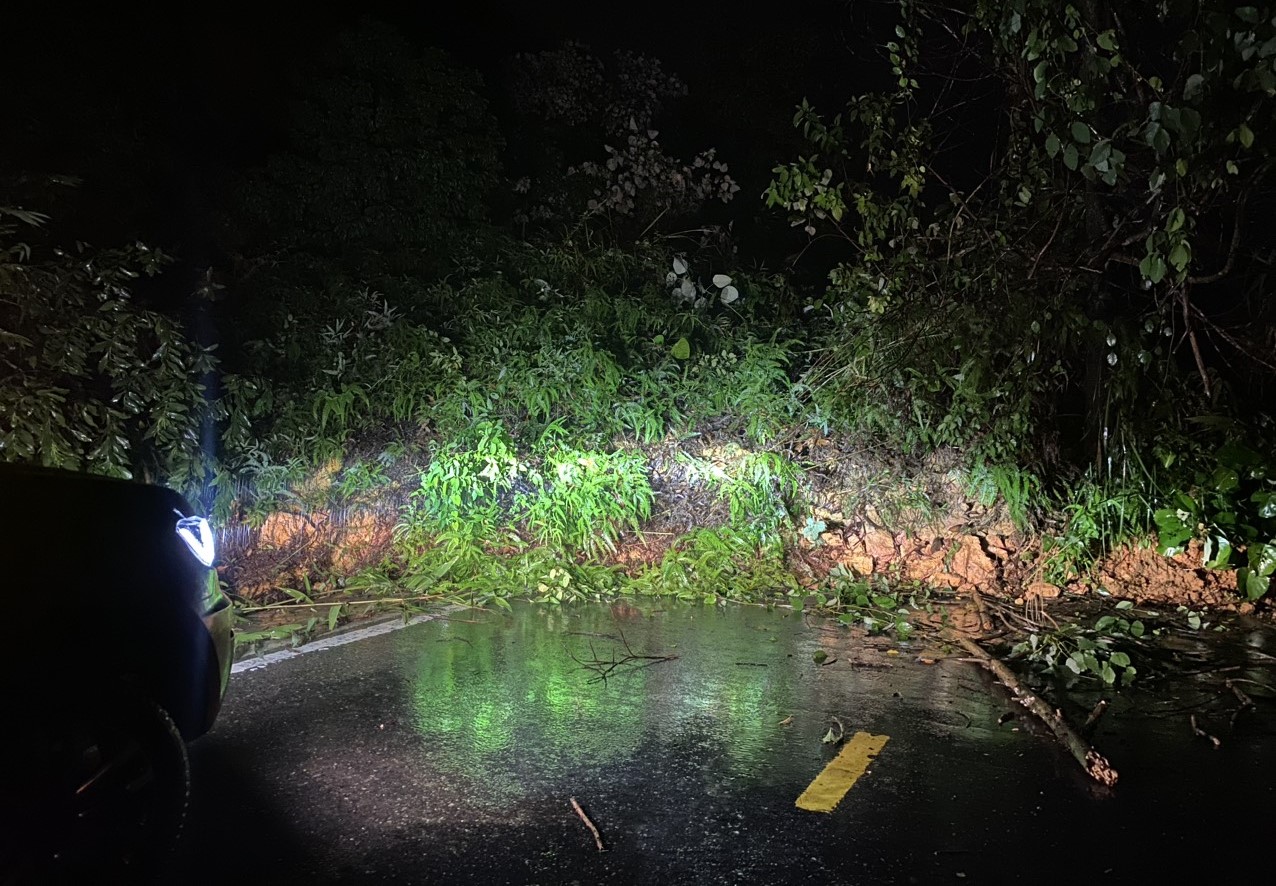 Nhiều quốc lộ, tỉnh lộ ở Quảng Nam, Quảng Ngãi bị sạt lở, ngập lụt sâu, gây tắc đường- Ảnh 2.