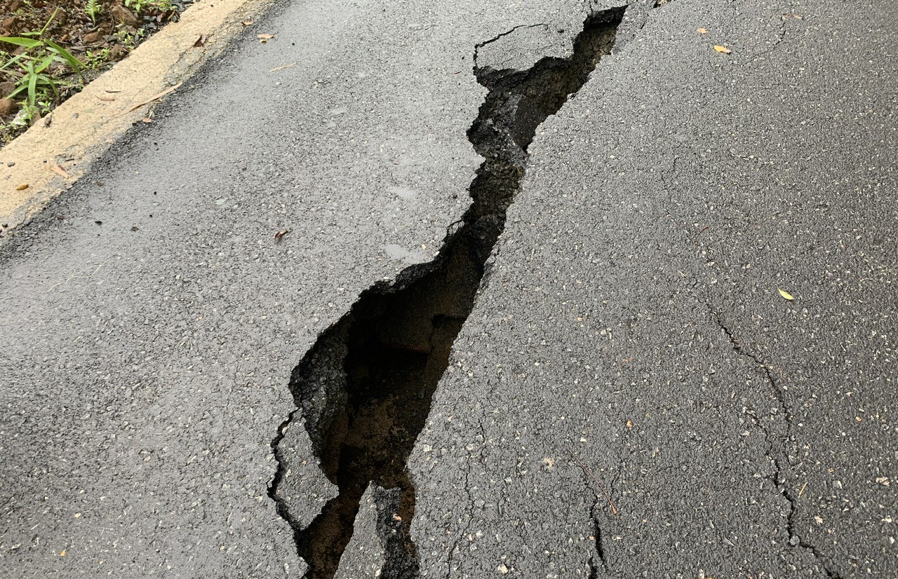 Video cận cảnh sụt trượt mặt, nền đường nghiêm trọng tuyến QL24 qua Kon Tum- Ảnh 3.