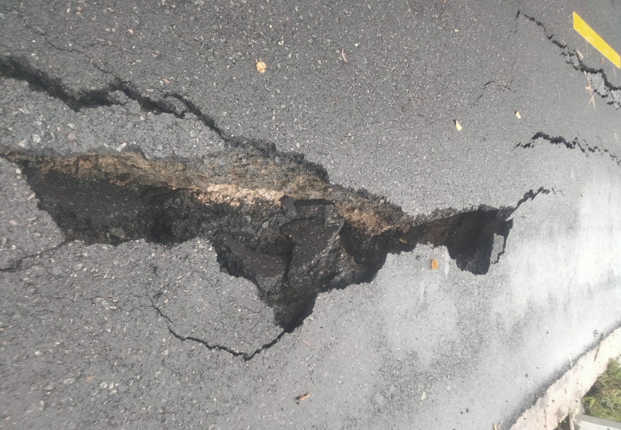 Video cận cảnh sụt trượt mặt, nền đường nghiêm trọng tuyến QL24 qua Kon Tum- Ảnh 2.