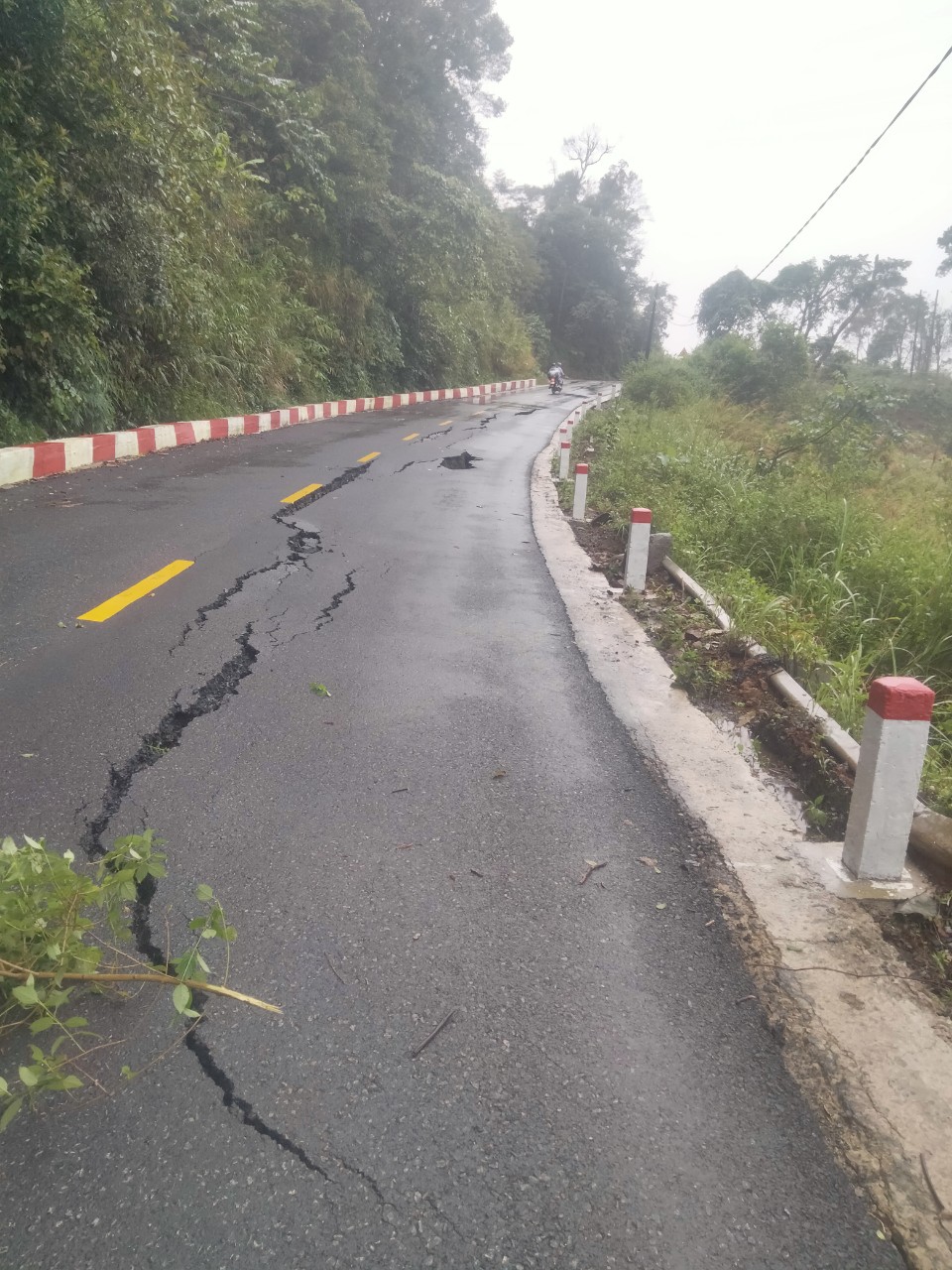 Video cận cảnh sụt trượt mặt, nền đường nghiêm trọng tuyến QL24 qua Kon Tum- Ảnh 4.