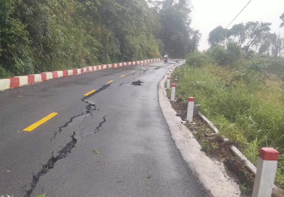 Video cận cảnh sụt trượt mặt, nền đường nghiêm trọng tuyến QL24 qua Kon Tum- Ảnh 1.