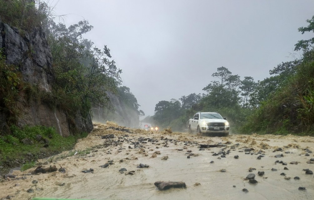 Video QL27C qua đèo Khánh Lê sạt lở, đường Nha Trang - Đà Lạt bị chia cắt- Ảnh 2.