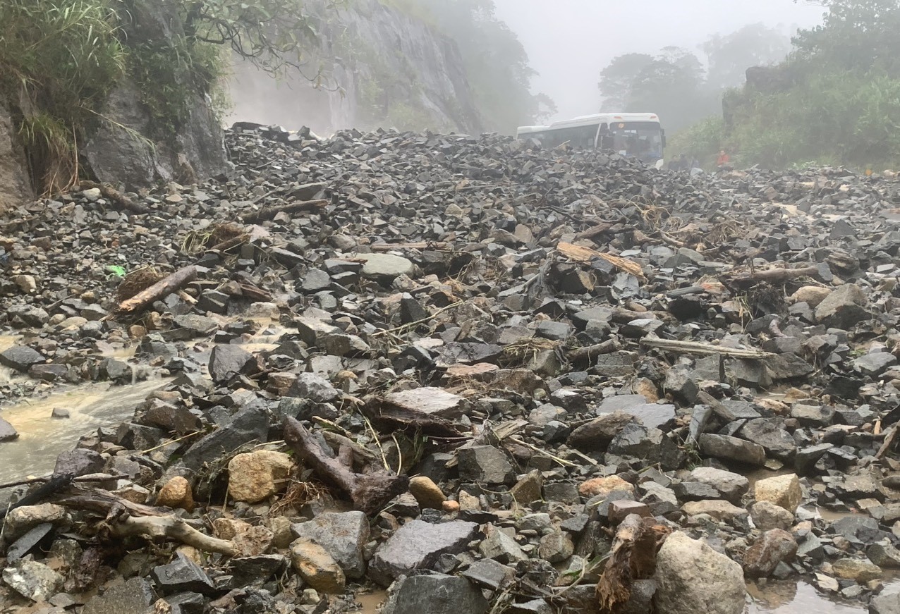 Video QL27C qua đèo Khánh Lê sạt lở, đường Nha Trang - Đà Lạt bị chia cắt- Ảnh 1.