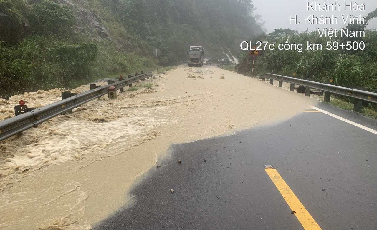 Video QL27C qua đèo Khánh Lê sạt lở, đường Nha Trang - Đà Lạt bị chia cắt- Ảnh 3.