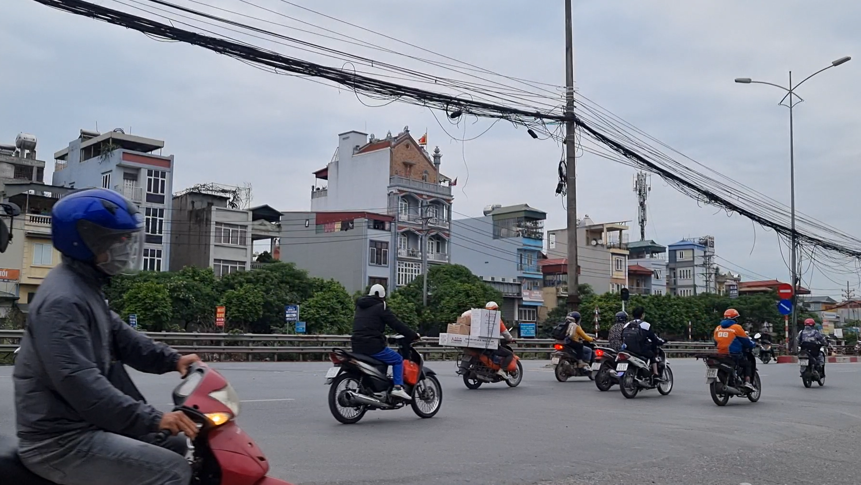 Hà Nội: Hiểm họa từ những chiếc cột điện 