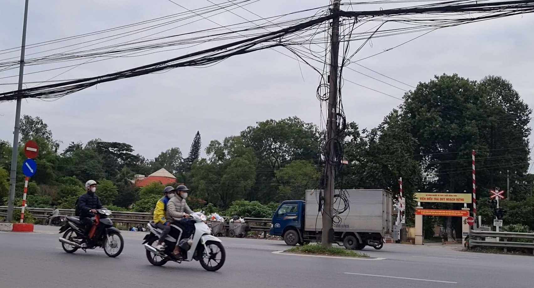 Hà Nội: Hiểm họa từ những chiếc cột điện 